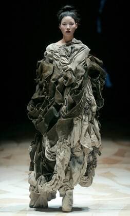 (151026) -- BEIJING, Oct. 25, 2015 -- A model shows a creation of designer Ma Defan s collection during the China Fashion Week in Beijing, capital of China, Oct. 25, 2015. ) (zkr) CHINA-BEIJING-CHINA FASHION WEEK(CN) LixMingfang 