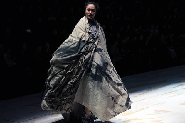(151026) -- BEIJING, Oct. 25, 2015 -- A model shows a creation of designer Ma Defan s collection during the China Fashion Week in Beijing, capital of China, Oct. 25, 2015. ) (zkr) CHINA-BEIJING-CHINA FASHION WEEK(CN) LixMingfang 