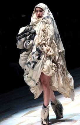 (151026) -- BEIJING, Oct. 25, 2015 -- A model shows a creation of designer Ma Defan s collection during the China Fashion Week in Beijing, capital of China, Oct. 25, 2015. ) (zkr) CHINA-BEIJING-CHINA FASHION WEEK(CN) LixMingfang 