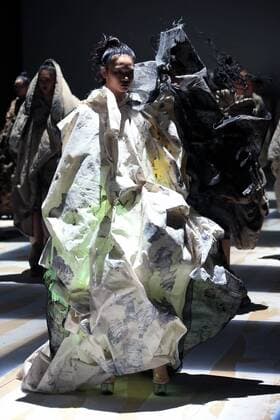 (151026) -- BEIJING, Oct. 25, 2015 -- A model shows a creation of designer Ma Defan s collection during the China Fashion Week in Beijing, capital of China, Oct. 25, 2015. ) (zkr) CHINA-BEIJING-CHINA FASHION WEEK(CN) LixMingfang 
