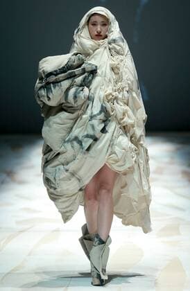 (151026) -- BEIJING, Oct. 25, 2015 -- A model shows a creation of designer Ma Defan s collection during the China Fashion Week in Beijing, capital of China, Oct. 25, 2015. ) (zkr) CHINA-BEIJING-CHINA FASHION WEEK(CN) LixMingfang 
