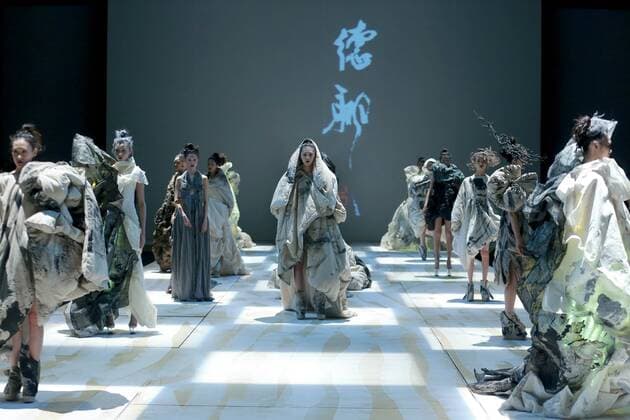 (151026) -- BEIJING, Oct. 25, 2015 -- Models show creations of designer Ma Defan s collection during the China Fashion Week in Beijing, capital of China, Oct. 25, 2015. ) (zkr) CHINA-BEIJING-CHINA FASHION WEEK(CN) LixMingfang 