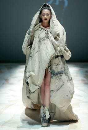 (151026) -- BEIJING, Oct. 25, 2015 -- A model shows a creation of designer Ma Defan s collection during the China Fashion Week in Beijing, capital of China, Oct. 25, 2015. ) (zkr) CHINA-BEIJING-CHINA FASHION WEEK(CN) LixMingfang 