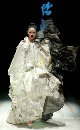 (151026) -- BEIJING, Oct. 25, 2015 -- A model shows a creation of designer Ma Defan s collection during the China Fashion Week in Beijing, capital of China, Oct. 25, 2015. ) (zkr) CHINA-BEIJING-CHINA FASHION WEEK(CN) LixMingfang 