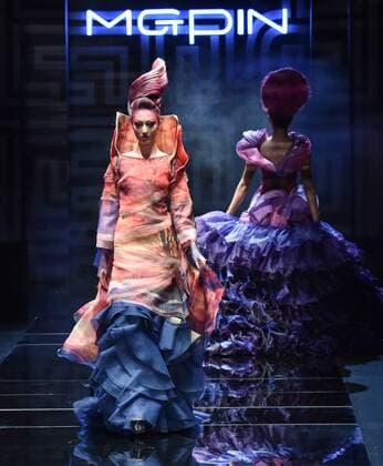 (151026) -- BEIJING, Oct. 26, 2015 -- A model shows the color make-up designed by Mao Geping during the China Fashion Week, in Beijing, capital of China, Oct. 26, 2015. ) (zkr) CHINA-BEIJING-FASHION WEEK-COLOR MAKE-UP(CN) LixHe 