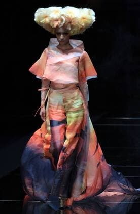 (151026) -- BEIJING, Oct. 26, 2015 -- A model shows the color make-up designed by Mao Geping during the China Fashion Week, in Beijing, capital of China, Oct. 26, 2015. ) (zkr) CHINA-BEIJING-FASHION WEEK-COLOR MAKE-UP(CN) LixMingfang 