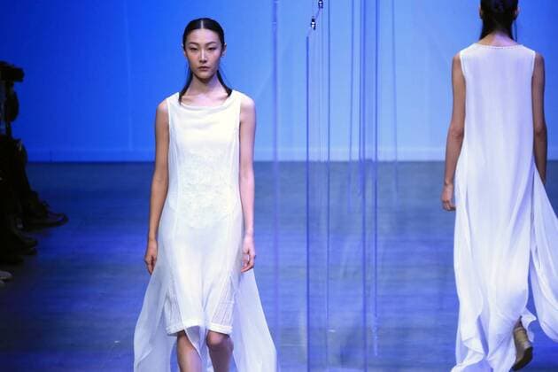 Models display the creation of the Mildtree Hu Jin collection during the China Fashion Week S S 2016 in Beijing, China, Oct. 26, 2015. ) (zhs) CHINA-BEIJING-FASHION WEEK-HU JIN (CN) LixMingfang 