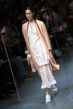 A model displays the creation of the Mildtree Hu Jin collection during the China Fashion Week S S 2016 in Beijing, China, Oct. 26, 2015. ) (zhs) CHINA-BEIJING-FASHION WEEK-HU JIN (CN) LixMingfang 