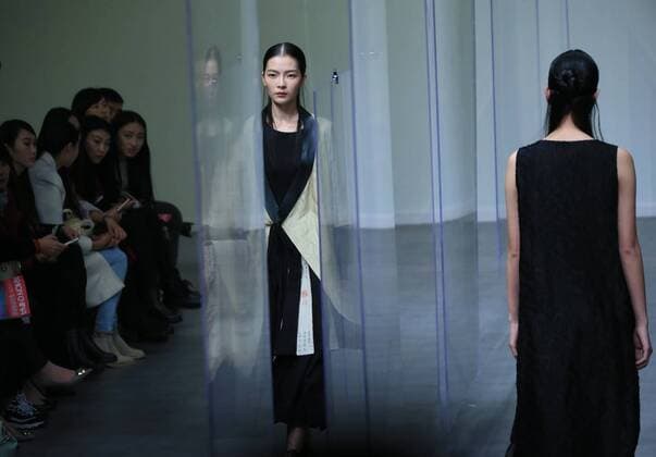 Models display the creation of the Mildtree Hu Jin collection during the China Fashion Week S S 2016 in Beijing, China, Oct. 26, 2015. ) (zhs) CHINA-BEIJING-FASHION WEEK-HU JIN (CN) LixMingfang 