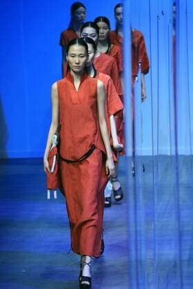 Models display the creation of the Mildtree Hu Jin collection during the China Fashion Week S S 2016 in Beijing, China, Oct. 26, 2015. ) (zhs) CHINA-BEIJING-FASHION WEEK-HU JIN (CN) LixMingfang 