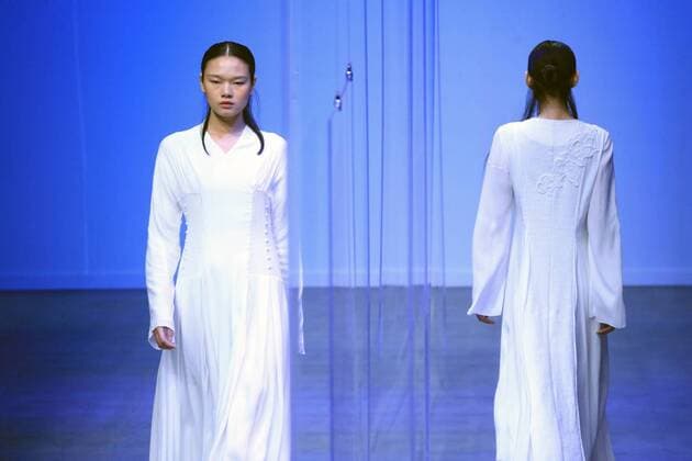 Models display the creation of the Mildtree Hu Jin collection during the China Fashion Week S S 2016 in Beijing, China, Oct. 26, 2015. ) (zhs) CHINA-BEIJING-FASHION WEEK-HU JIN (CN) LixMingfang 