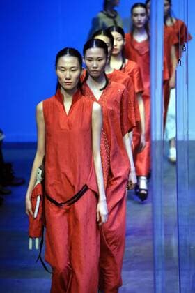 Models display the creation of the Mildtree Hu Jin collection during the China Fashion Week S S 2016 in Beijing, China, Oct. 26, 2015. ) (zhs) CHINA-BEIJING-FASHION WEEK-HU JIN (CN) LixMingfang 