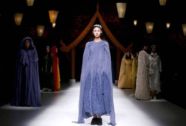 A model displays the creation of Qing s Zheng Qinger collection during the China Fashion Week S S 2016 in Beijing, China, Oct. 26, 2015. ) (zhs) CHINA-BEIJING-FASHION WEEK-ZHENG QINGER (CN) ChenxJianli 