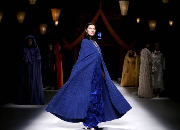 A model displays the creation of Qing s Zheng Qinger collection during the China Fashion Week S S 2016 in Beijing, China, Oct. 26, 2015. ) (zhs) CHINA-BEIJING-FASHION WEEK-ZHENG QINGER (CN) ChenxJianli 