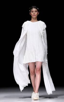 A model displays the creation of Qing s Zheng Qinger collection during the China Fashion Week S S 2016 in Beijing, China, Oct. 26, 2015. ) (zhs) CHINA-BEIJING-FASHION WEEK-ZHENG QINGER (CN) ChenxJianli 