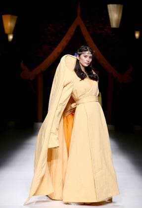 A model displays the creation of Qing s Zheng Qinger collection during the China Fashion Week S S 2016 in Beijing, China, Oct. 26, 2015. ) (zhs) CHINA-BEIJING-FASHION WEEK-ZHENG QINGER (CN) ChenxJianli 