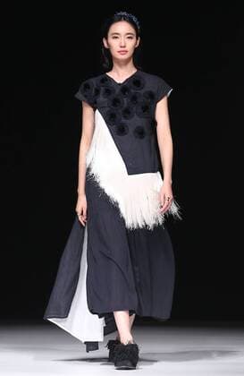 A model displays the creation of Qing s Zheng Qinger collection during the China Fashion Week S S 2016 in Beijing, China, Oct. 26, 2015. ) (zhs) CHINA-BEIJING-FASHION WEEK-ZHENG QINGER (CN) ChenxJianli 