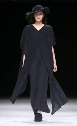 A model displays the creation of Qing s Zheng Qinger collection during the China Fashion Week S S 2016 in Beijing, China, Oct. 26, 2015. ) (zhs) CHINA-BEIJING-FASHION WEEK-ZHENG QINGER (CN) ChenxJianli 