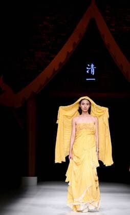 A model displays the creation of Qing s Zheng Qinger collection during the China Fashion Week S S 2016 in Beijing, China, Oct. 26, 2015. ) (zhs) CHINA-BEIJING-FASHION WEEK-ZHENG QINGER (CN) ChenxJianli 