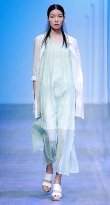 A model displays the creation of the Mildtree Hu Jin collection during the China Fashion Week S S 2016 in Beijing, China, Oct. 26, 2015. ) (zhs) CHINA-BEIJING-FASHION WEEK-HU JIN (CN) ChenxJianli 