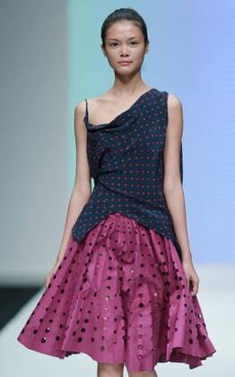 A model displays the creation by Greek designer Angelos Bratis during the China Fashion Week S S 2016 in Beijing, China, Oct. 26, 2015. ) (zhs) CHINA-BEIJING-FASHION WEEK-ANGELOS BRATIS (CN) ChenxJianli 