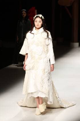 BEIJING, CHINA - OCTOBER 26: (CHINA OUT) A model showcases designs on the runway at Qing s Zheng Qinger Collection during the Mercedes-Benz China Fashion Week Spring Summer 2016 at Beijing Hotel on October 26, 2015 in Beijing, China.  CFP474944475