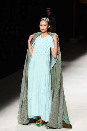 BEIJING, CHINA - OCTOBER 26: (CHINA OUT) A model showcases designs on the runway at Qing s Zheng Qinger Collection during the Mercedes-Benz China Fashion Week Spring Summer 2016 at Beijing Hotel on October 26, 2015 in Beijing, China.  CFP474944476