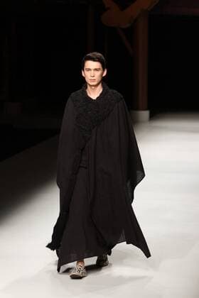 BEIJING, CHINA - OCTOBER 26: (CHINA OUT) A model showcases designs on the runway at Qing s Zheng Qinger Collection during the Mercedes-Benz China Fashion Week Spring Summer 2016 at Beijing Hotel on October 26, 2015 in Beijing, China.  CFP474944477
