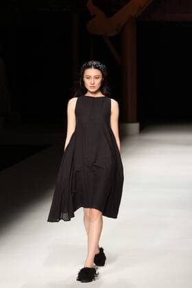 BEIJING, CHINA - OCTOBER 26: (CHINA OUT) A model showcases designs on the runway at Qing s Zheng Qinger Collection during the Mercedes-Benz China Fashion Week Spring Summer 2016 at Beijing Hotel on October 26, 2015 in Beijing, China.  CFP474944483