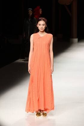 BEIJING, CHINA - OCTOBER 26: (CHINA OUT) A model showcases designs on the runway at Qing s Zheng Qinger Collection during the Mercedes-Benz China Fashion Week Spring Summer 2016 at Beijing Hotel on October 26, 2015 in Beijing, China.  CFP474944484