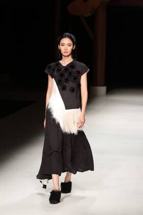 BEIJING, CHINA - OCTOBER 26: (CHINA OUT) A model showcases designs on the runway at Qing s Zheng Qinger Collection during the Mercedes-Benz China Fashion Week Spring Summer 2016 at Beijing Hotel on October 26, 2015 in Beijing, China.  CFP474944493