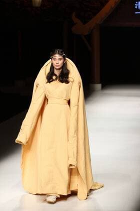 BEIJING, CHINA - OCTOBER 26: (CHINA OUT) A model showcases designs on the runway at Qing s Zheng Qinger Collection during the Mercedes-Benz China Fashion Week Spring Summer 2016 at Beijing Hotel on October 26, 2015 in Beijing, China.  CFP474944503