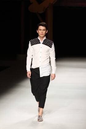 BEIJING, CHINA - OCTOBER 26: (CHINA OUT) A model showcases designs on the runway at Qing s Zheng Qinger Collection during the Mercedes-Benz China Fashion Week Spring Summer 2016 at Beijing Hotel on October 26, 2015 in Beijing, China.  CFP474944506