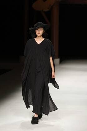 BEIJING, CHINA - OCTOBER 26: (CHINA OUT) A model showcases designs on the runway at Qing s Zheng Qinger Collection during the Mercedes-Benz China Fashion Week Spring Summer 2016 at Beijing Hotel on October 26, 2015 in Beijing, China.  CFP474944511