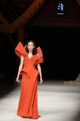 BEIJING, CHINA - OCTOBER 26: (CHINA OUT) A model showcases designs on the runway at Qing s Zheng Qinger Collection during the Mercedes-Benz China Fashion Week Spring Summer 2016 at Beijing Hotel on October 26, 2015 in Beijing, China.  CFP474944513
