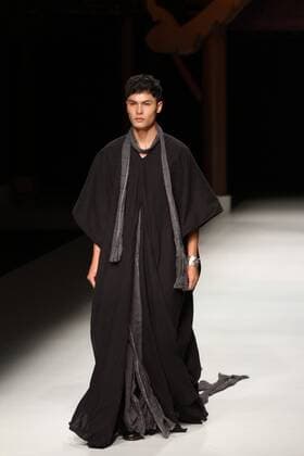 BEIJING, CHINA - OCTOBER 26: (CHINA OUT) A model showcases designs on the runway at Qing s Zheng Qinger Collection during the Mercedes-Benz China Fashion Week Spring Summer 2016 at Beijing Hotel on October 26, 2015 in Beijing, China.  CFP474944522