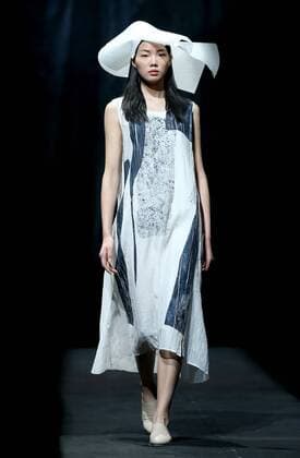 (151027) -- BEIJING, Oct. 27, 2015 -- A model presents a creation of Rosemoo Li Bonan collection during the China Fashion Week in Beijing, capital of China, Oct. 27, 2015. ) (zkr) CHINA-BEIJING-FASHION WEEK(CN) ChenxJianli 