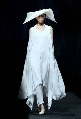 (151027) -- BEIJING, Oct. 27, 2015 -- A model presents a creation of Rosemoo Li Bonan collection during the China Fashion Week in Beijing, capital of China, Oct. 27, 2015. ) (zkr) CHINA-BEIJING-FASHION WEEK(CN) ChenxJianli 