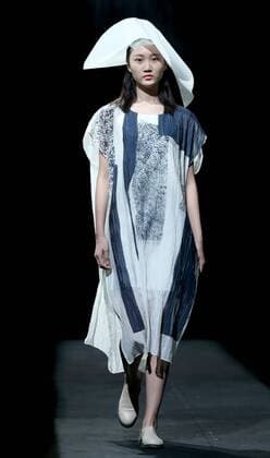 (151027) -- BEIJING, Oct. 27, 2015 -- A model presents a creation of Rosemoo Li Bonan collection during the China Fashion Week in Beijing, capital of China, Oct. 27, 2015. ) (zkr) CHINA-BEIJING-FASHION WEEK(CN) ChenxJianli 
