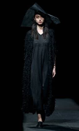 (151027) -- BEIJING, Oct. 27, 2015 -- A model presents a creation of Rosemoo Li Bonan collection during the China Fashion Week in Beijing, capital of China, Oct. 27, 2015. ) (zkr) CHINA-BEIJING-FASHION WEEK(CN) ChenxJianli 