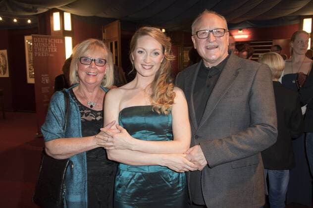 Julia Klotz mit ihren Eltern bei der Verleihung des Deutschen Musical Theater Preises 2015 im TIPI am Kanzleramt. Berlin, 26.10.2015 Foto:xFredericx xFuturexImage