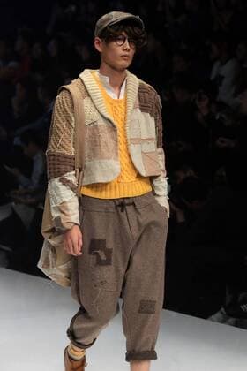 (151027) -- BEIJING, Oct. 27, 2015 -- A model shows a creation during the finals of the 24th Jeanswest Fashion Award in Beijing, capital of China,Oct. 27, 2015. ) (yxb) CHINA-BEIJING-FASHION AWARD(CN) LixMingfang 