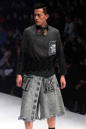 (151027) -- BEIJING, Oct. 27, 2015 -- A model shows a creation during the finals of the 24th Jeanswest Fashion Award in Beijing, capital of China,Oct. 27, 2015. ) (yxb) CHINA-BEIJING-FASHION AWARD(CN) LixMingfang 
