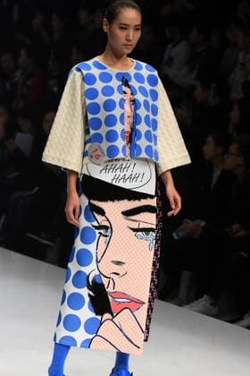 (151027) -- BEIJING, Oct. 27, 2015 -- A model shows a creation during the finals of the 24th Jeanswest Fashion Award in Beijing, capital of China,Oct. 27, 2015. ) (yxb) CHINA-BEIJING-FASHION AWARD(CN) LixMingfang 