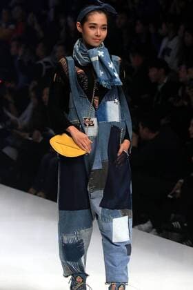 (151027) -- BEIJING, Oct. 27, 2015 -- A model shows a creation during the finals of the 24th Jeanswest Fashion Award in Beijing, capital of China,Oct. 27, 2015. ) (yxb) CHINA-BEIJING-FASHION AWARD(CN) LixMingfang 
