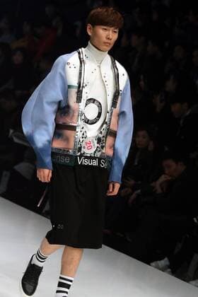 (151027) -- BEIJING, Oct. 27, 2015 -- A model shows a creation during the finals of the 24th Jeanswest Fashion Award in Beijing, capital of China,Oct. 27, 2015. ) (yxb) CHINA-BEIJING-FASHION AWARD(CN) LixMingfang 