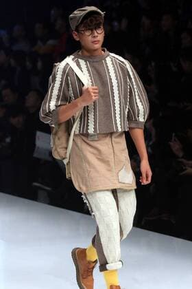 (151027) -- BEIJING, Oct. 27, 2015 -- A model shows a creation during the finals of the 24th Jeanswest Fashion Award in Beijing, capital of China,Oct. 27, 2015. ) (yxb) CHINA-BEIJING-FASHION AWARD(CN) LixMingfang 