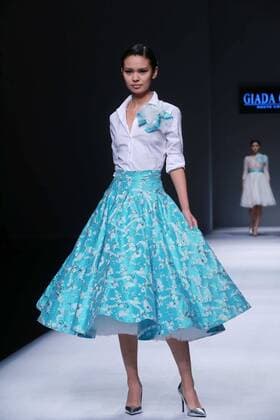(151027) -- BEIJING, Oct. 27, 2015 -- A model presents a creation of Giada Curti designed by Giada Belfiore during the China Fashion Week in Beijing, capital of China, Oct. 27, 2015. ) (yxb) CHINA-BEIJING-FASHION WEEK(CN) ChenxJiannan 
