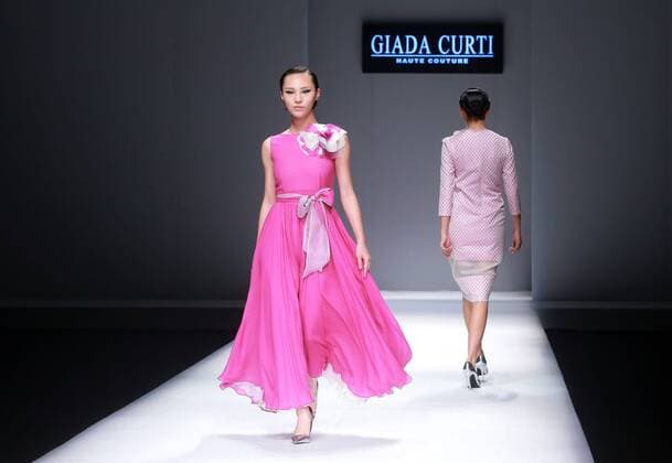 (151027) -- BEIJING, Oct. 27, 2015 -- Models present creations of Giada Curti designed by Giada Belfiore during the China Fashion Week in Beijing, capital of China, Oct. 27, 2015. ) (yxb) CHINA-BEIJING-FASHION WEEK(CN) ChenxJiannan 
