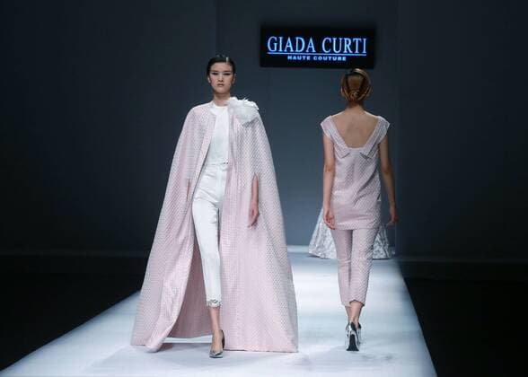 (151027) -- BEIJING, Oct. 27, 2015 -- Models present creations of Giada Curti designed by Giada Belfiore during the China Fashion Week in Beijing, capital of China, Oct. 27, 2015. ) (yxb) CHINA-BEIJING-FASHION WEEK(CN) ChenxJiannan 